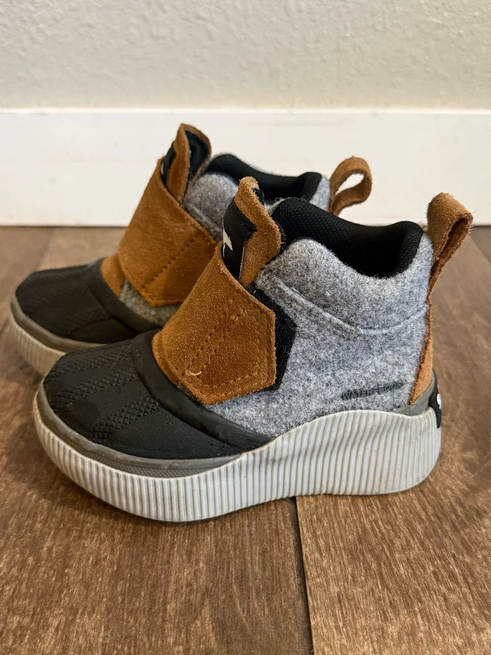 SOREL Kids waterproof Boots Out‎ N About IV Strap WP (Toddler) Size 8